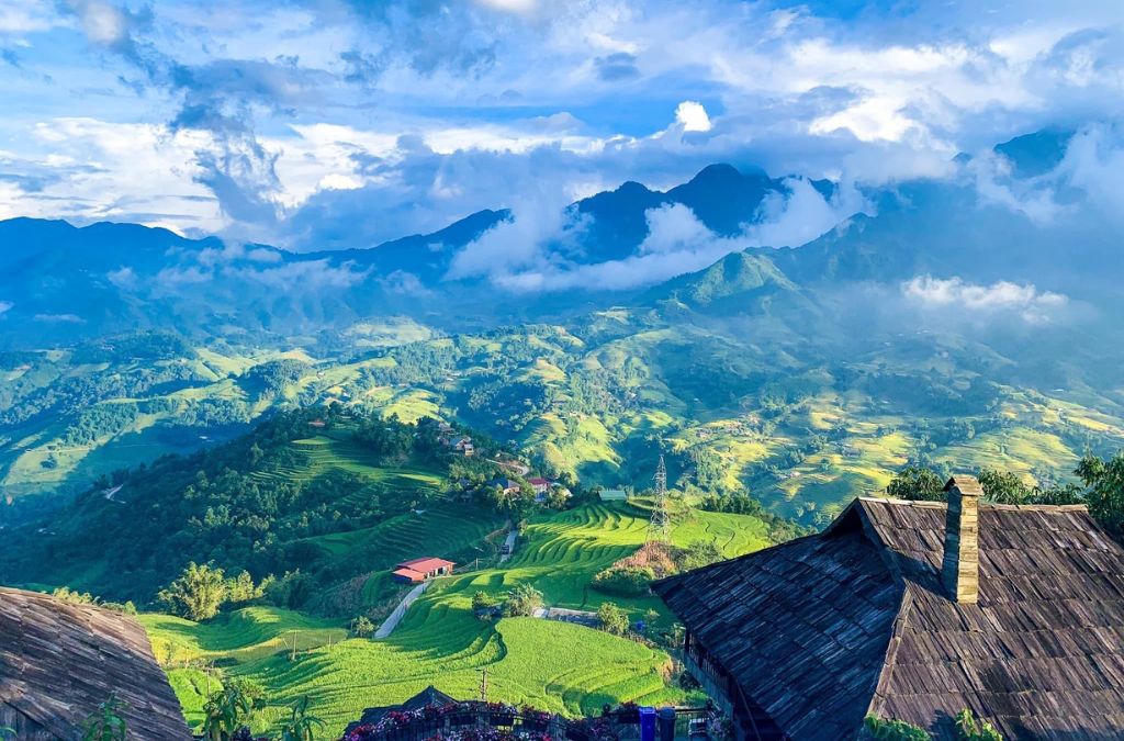 Thung lũng và ruộng bậc thang Sapa giữa núi rừng Hoàng Liên Sơn
