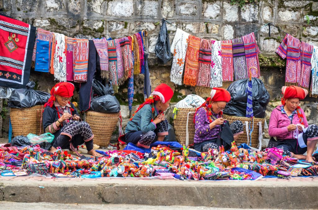 Phụ nữ vùng cao bán đồ thổ cẩm và đồ lưu niệm tại chợ Sapa