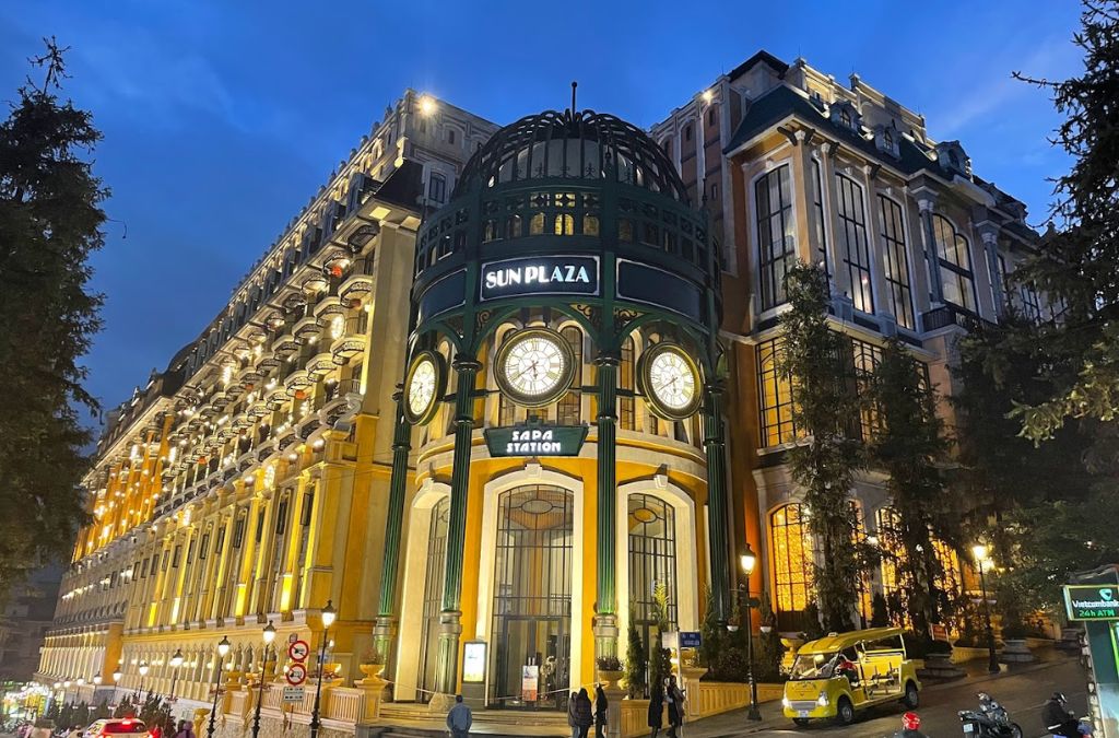Sun Plaza Sapa được thắp sáng với tháp đồng hồ vào buổi tối