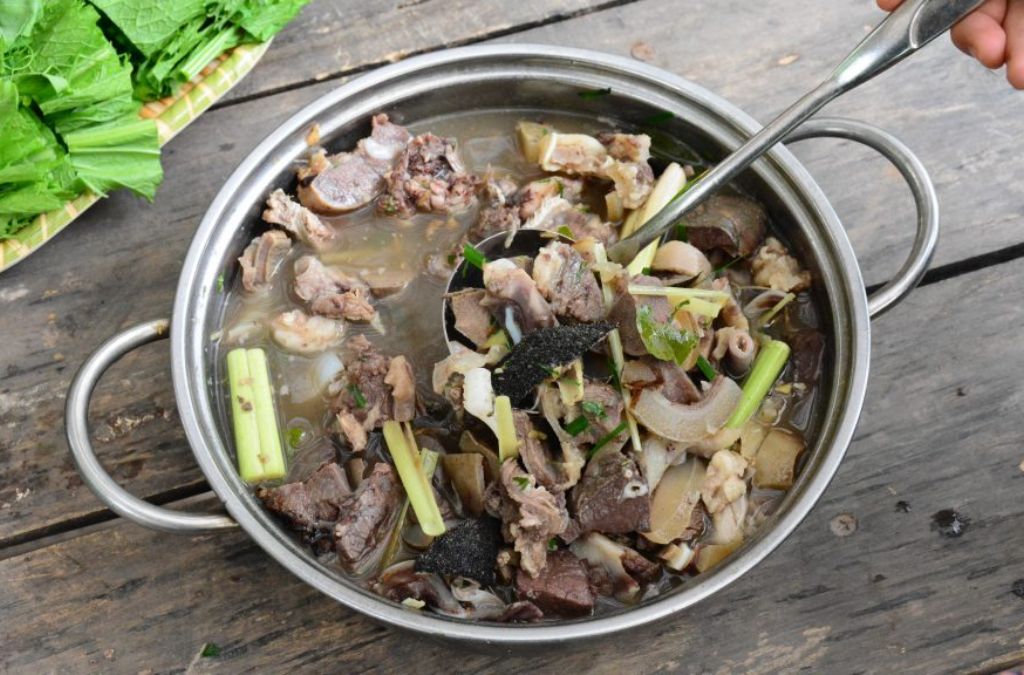 Nồi thắng cố Sapa nóng hổi với thịt và các loại gia vị