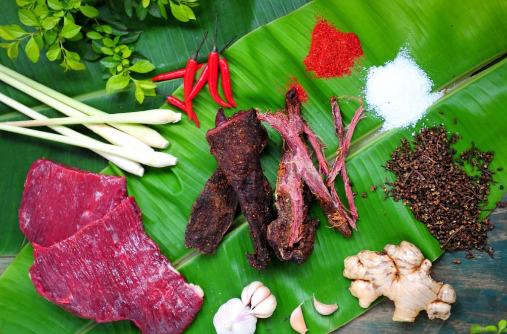 Thịt trâu gác bếp Sapa xé sợi cùng mắc khén, gừng và ớt