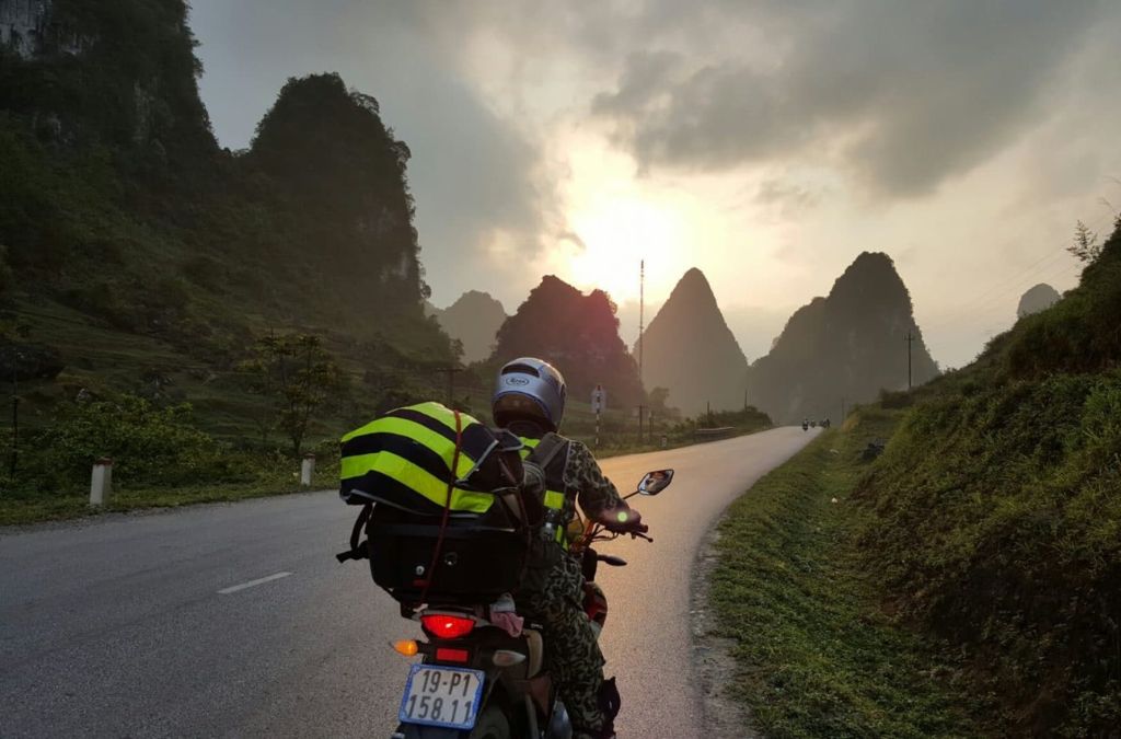 Người đi xe máy trên cung đường núi tại Sapa