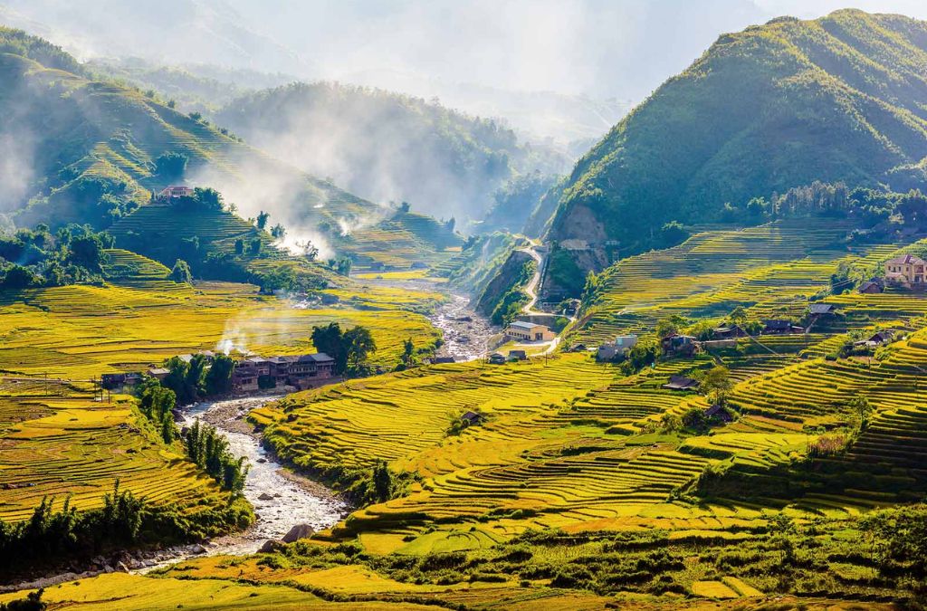 Ruộng bậc thang trải dọc thung lũng Mường Hoa và chuyển vàng rực vào mùa lúa chín.