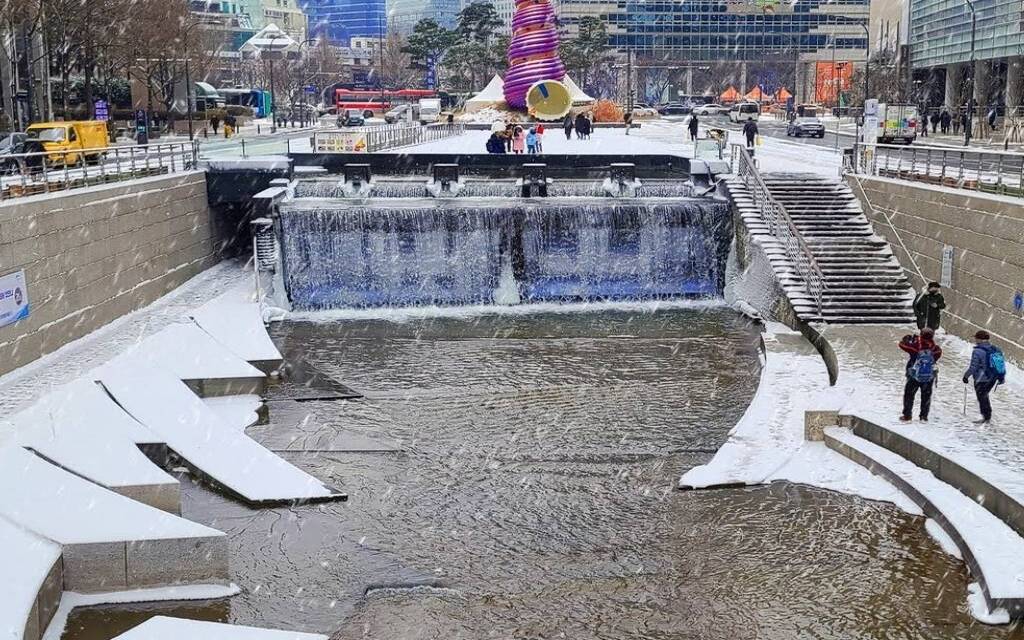 Suối Cheonggyecheon mùa đông