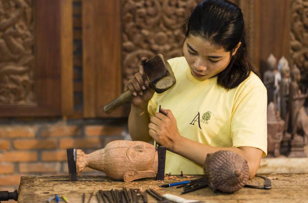chạm khắc gỗ tại Artisans Angkor