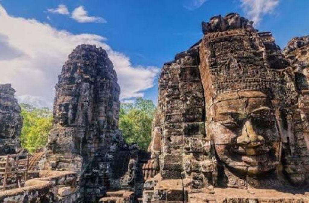 những gương mặt đá tại đền Bayon