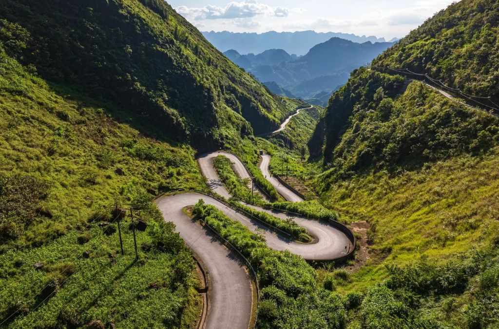 Đèo Mã Pí Lèng uốn lượn giữa những sườn núi đá