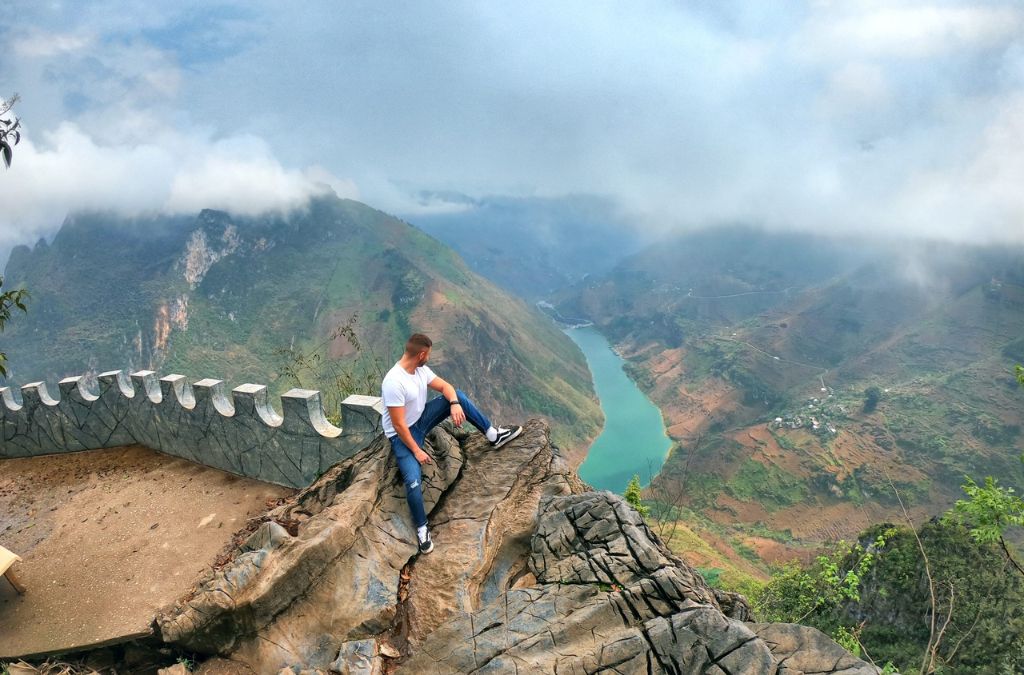 Sông Nho Quế nhìn từ điểm cao trên đèo Mã Pí Lèng