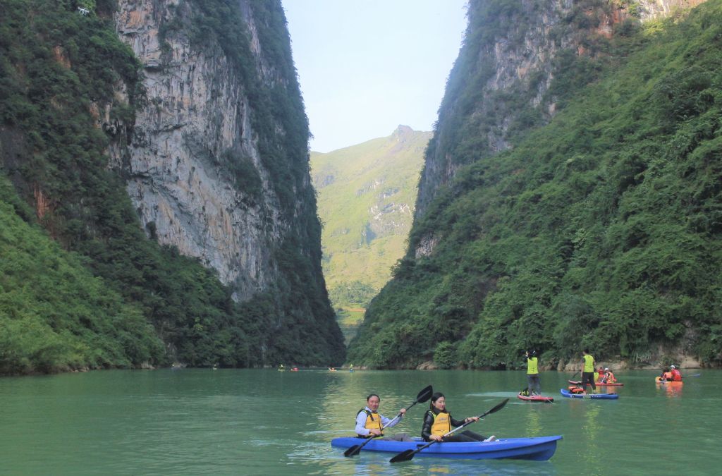 Khách chèo kayak giữa Hẻm Tu Sản trên sông Nho Quế