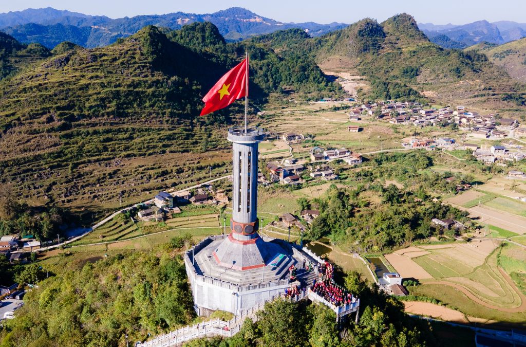 Cột cờ Lũng Cú trên đỉnh núi Rồng nhìn từ trên cao