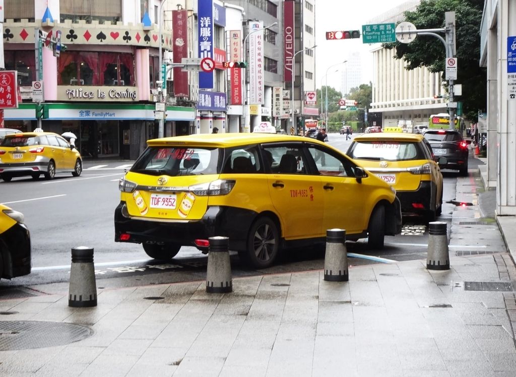 Taxi di chuyển gần khu Taipei 101 ở Đài Bắc.