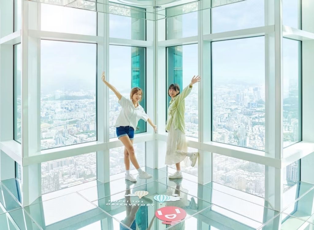 Bạn chụp ảnh tại đài quan sát kính của Taipei 101