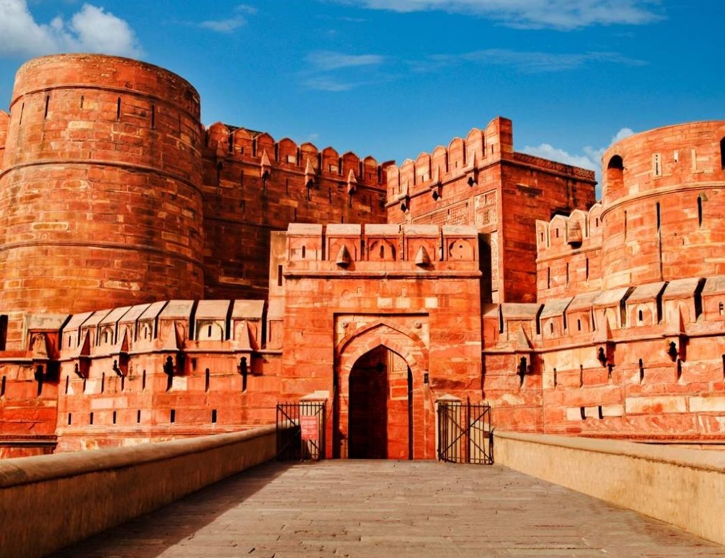 Pháo đài Agra với tường thành sa thạch đỏ và kiến trúc Mughal