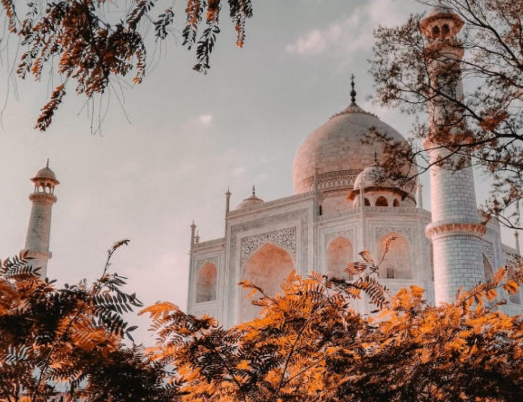 Taj Mahal bên sông Yamuna ở thành phố Agra, Ấn Độ