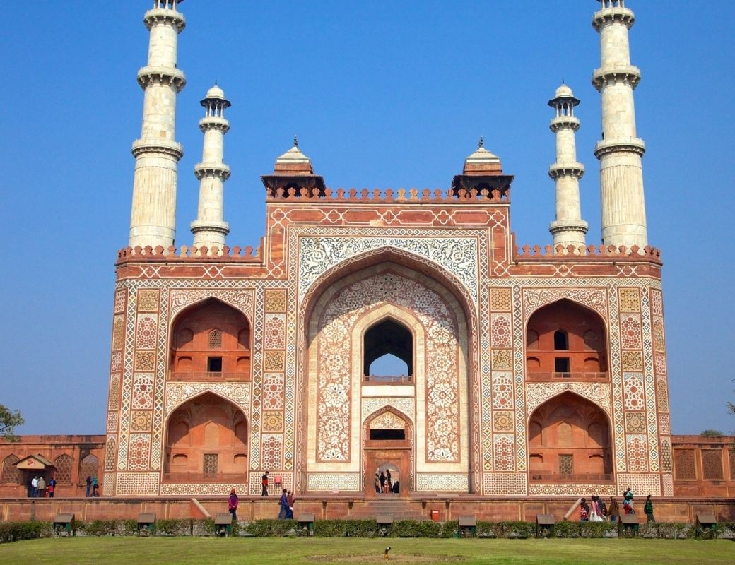Lăng mộ Hoàng đế Akbar với kiến trúc sa thạch đỏ tại Sikandra, Agra.