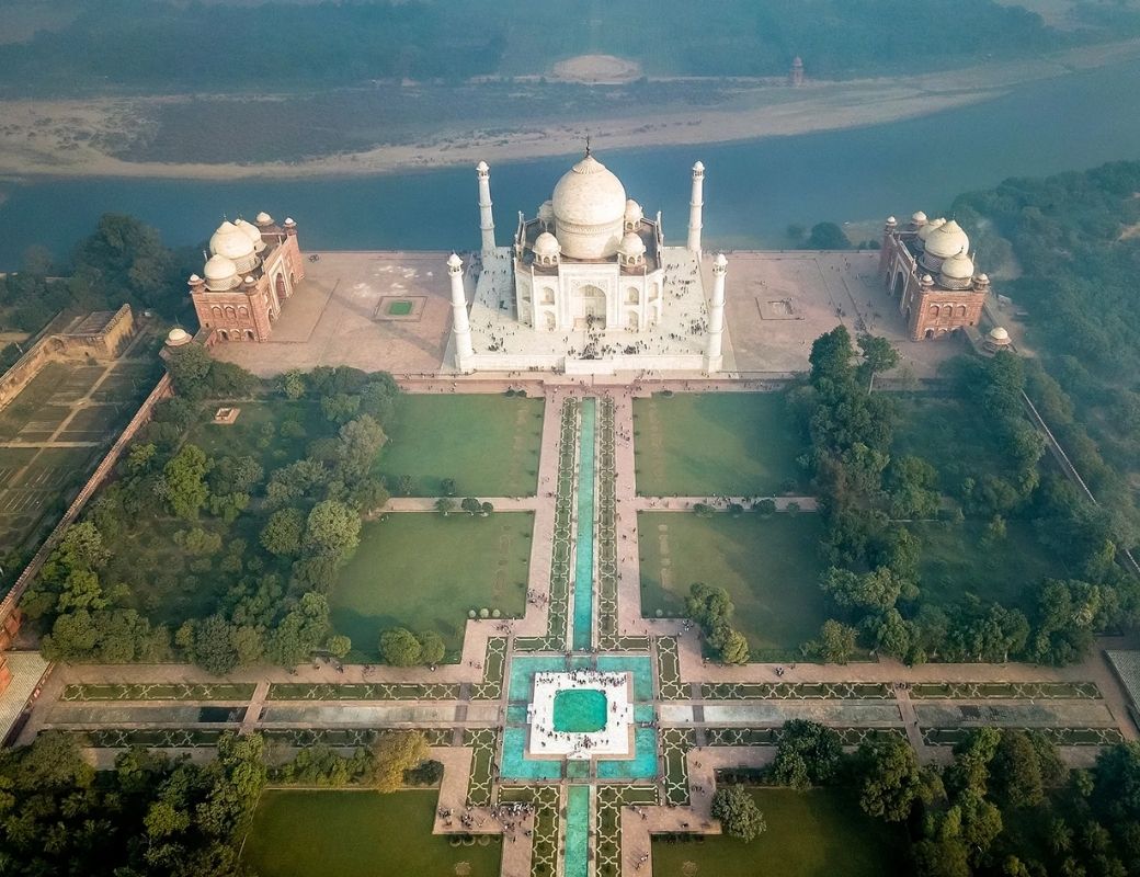Kiến trúc Taj Mahal với mái vòm và bốn tháp Minaret đối xứng