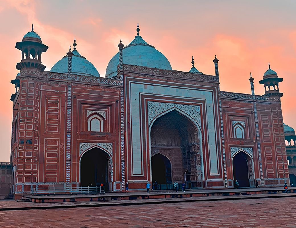 Cổng chính sa thạch đỏ dẫn vào khu lăng mộ Taj Mahal