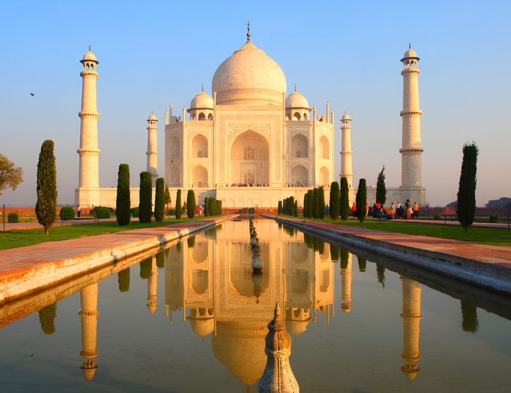 Vườn Charbagh và hồ nước phản chiếu Taj Mahal ở Ấn Độ