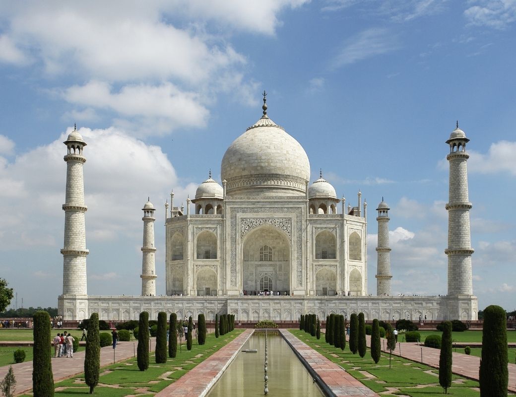 Lăng chính Taj Mahal với mái vòm trắng và bốn tháp minaret