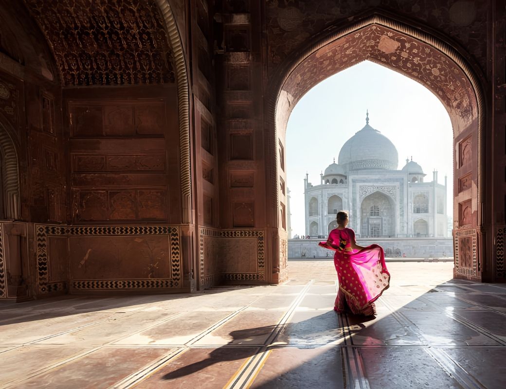 Kiến trúc Taj Mahal với mái vòm trắng và các chi tiết chạm khắc tinh xảo