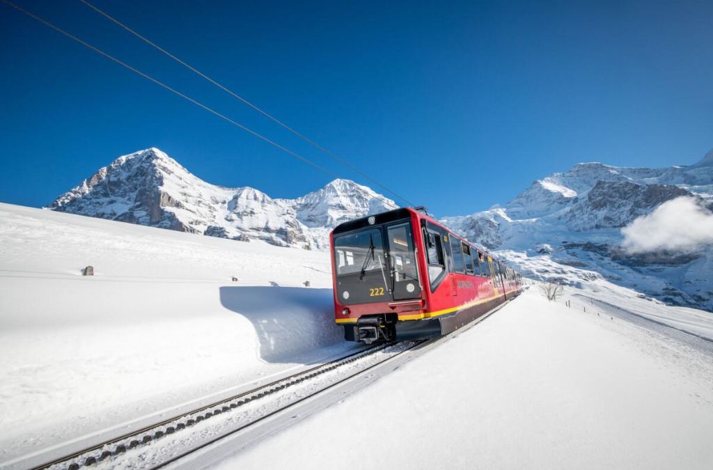 Tàu Jungfrau băng qua khung cảnh núi tuyết