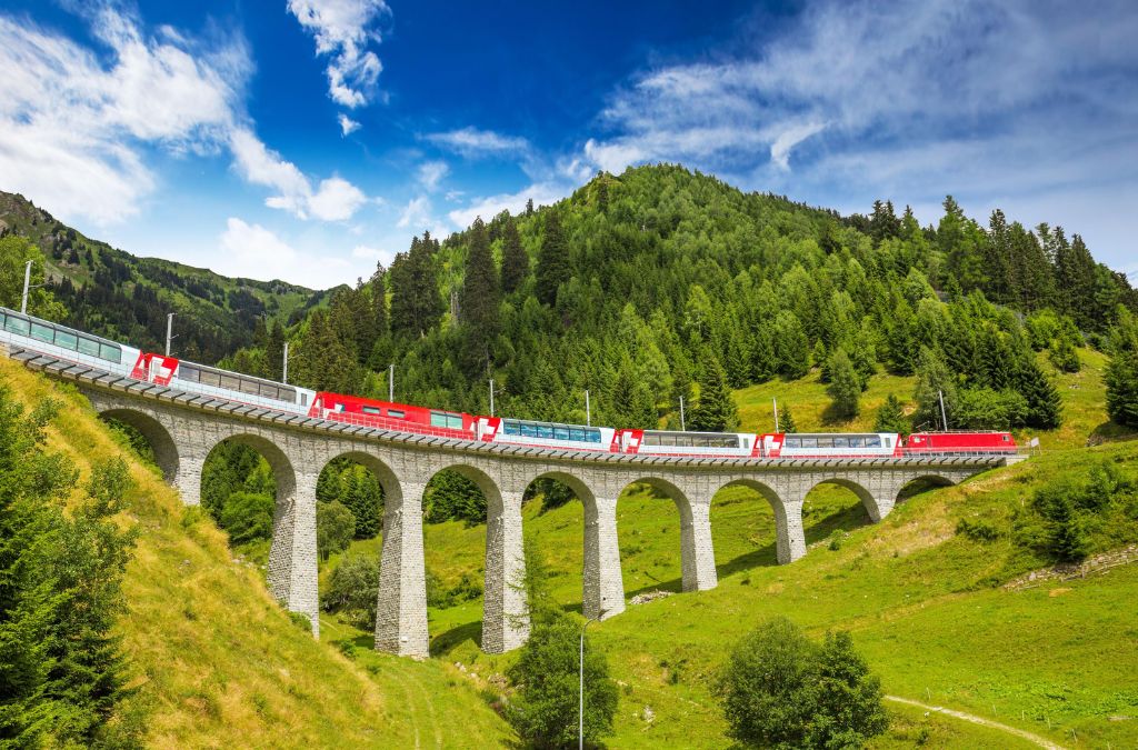 Glacier Express trên cung đường núi
