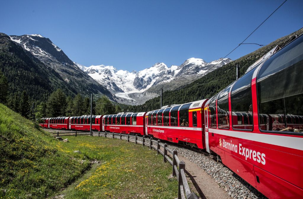 Bernina Express giữa thung lũng Alps