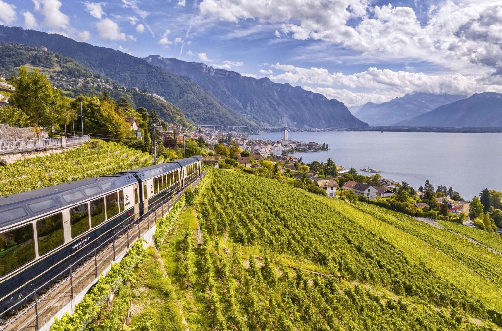 GoldenPass Express chạy dọc hồ Geneva