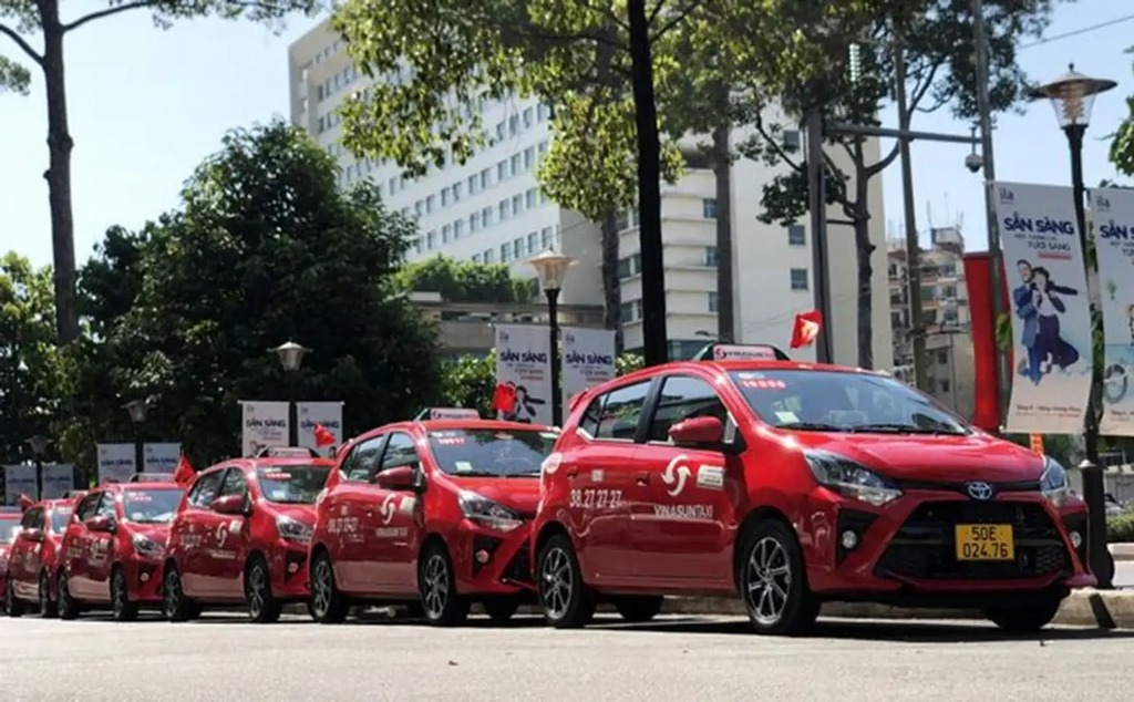 Taxi Sao Đỏ Đà Lạt với màu xe đỏ đặc trưng