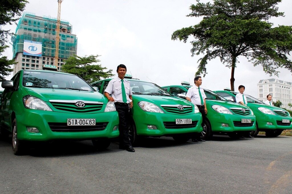 Xe taxi Mai Linh màu xanh lá đón khách tại Đà Lạt