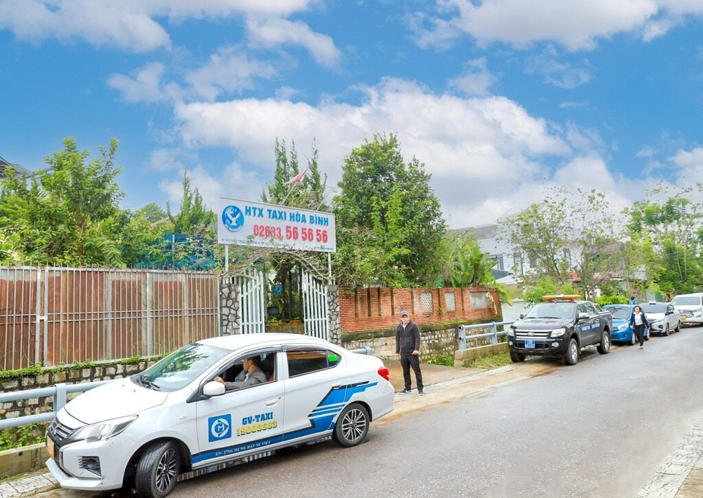Xe Taxi Hòa Bình đón khách tại Đà Lạt