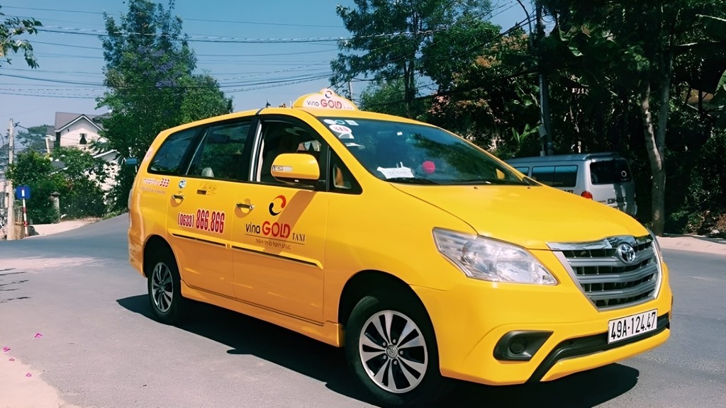 Xe taxi Vina Gold đón khách du lịch tại Đà Lạt