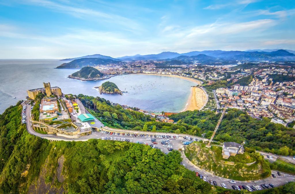 Đỉnh núi Monte Igueldo ở San Sebastián
