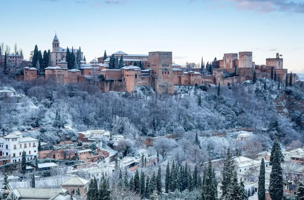 Cung điện Alhambra và thành phố Granada phủ tuyết vào mùa đông