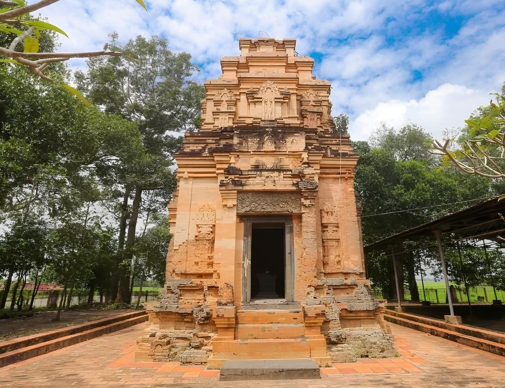 Tháp cổ Bình Thạnh. 