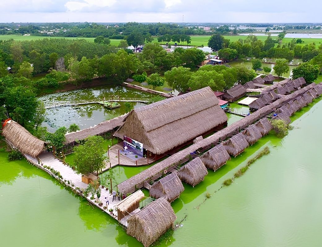Khu ẩm thực sinh thái Long Trung. 