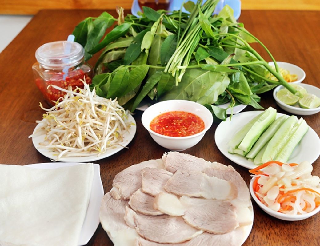 Bánh tráng phơi sương cuốn thịt luộc. 