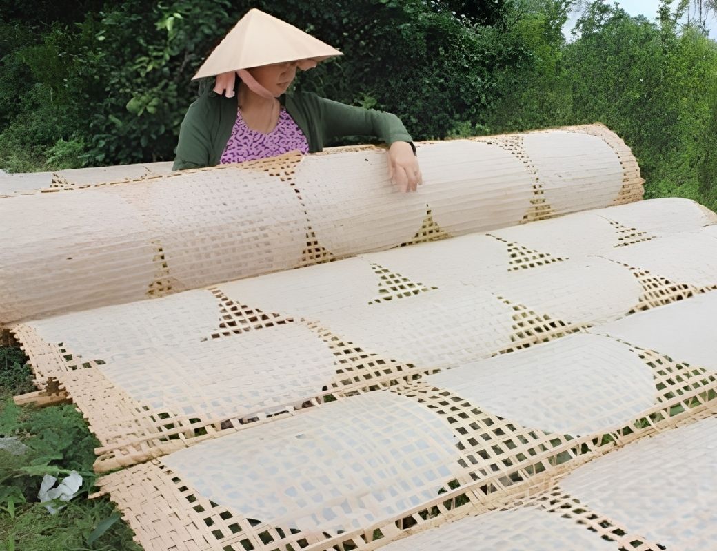 Cơ sở làm bánh tráng phơi sương ở Tây Ninh. 