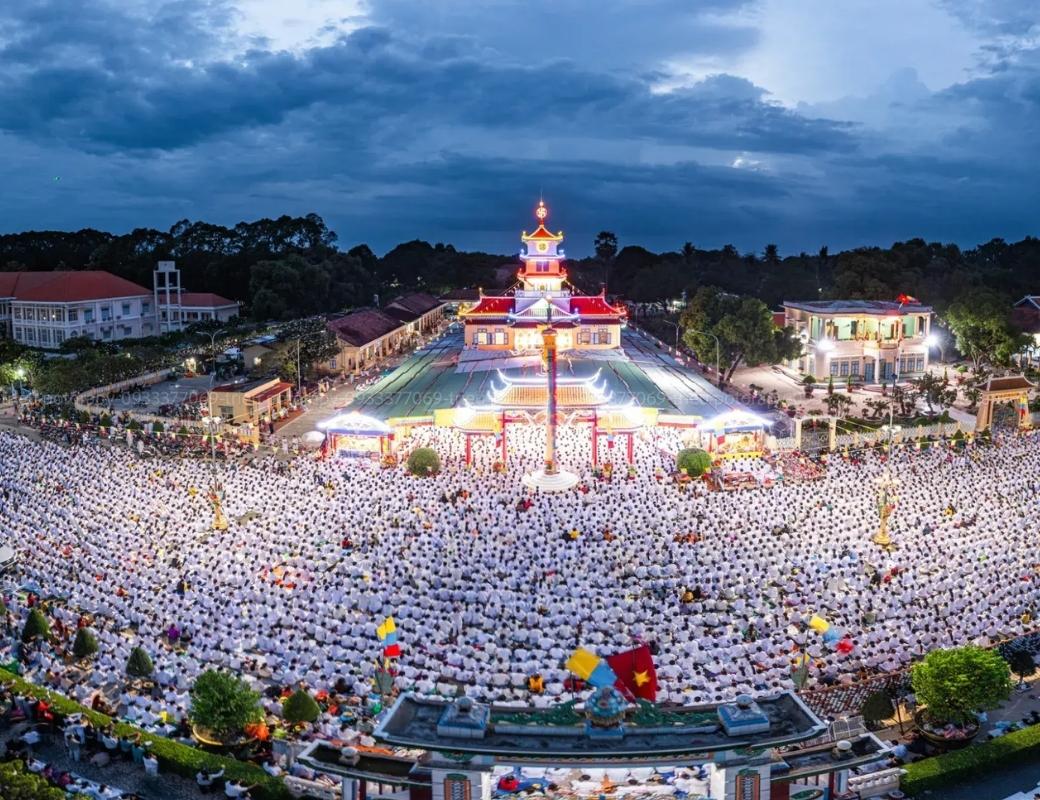 Không gian Hội Yến Diêu Trì Cung tại Tòa Thánh Tây Ninh. 