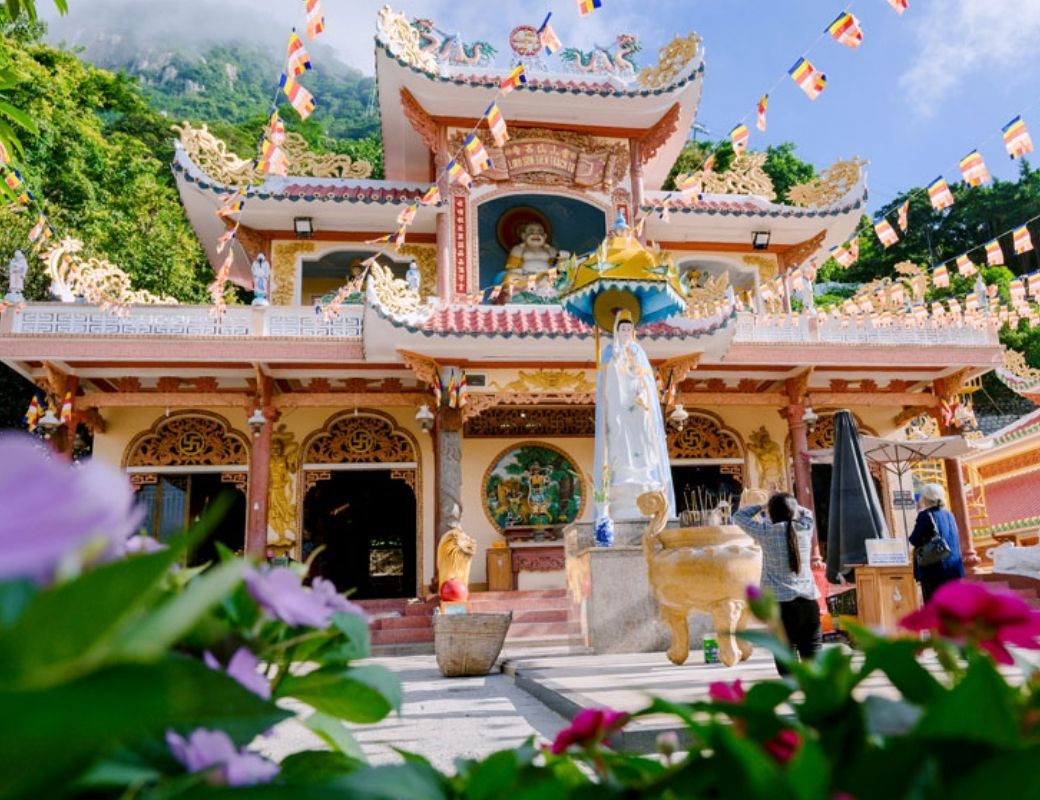 Nghi lễ tại Chùa Bà trong mùa lễ hội.