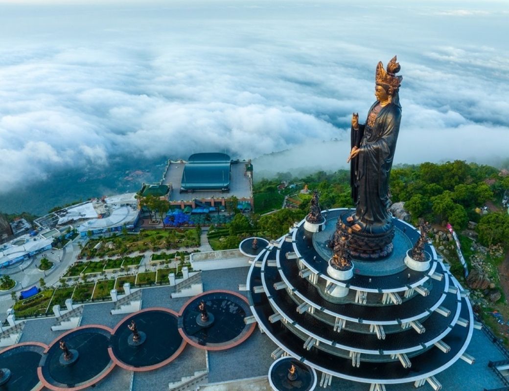 Trải nghiệm cáp treo Núi Bà Đen. 