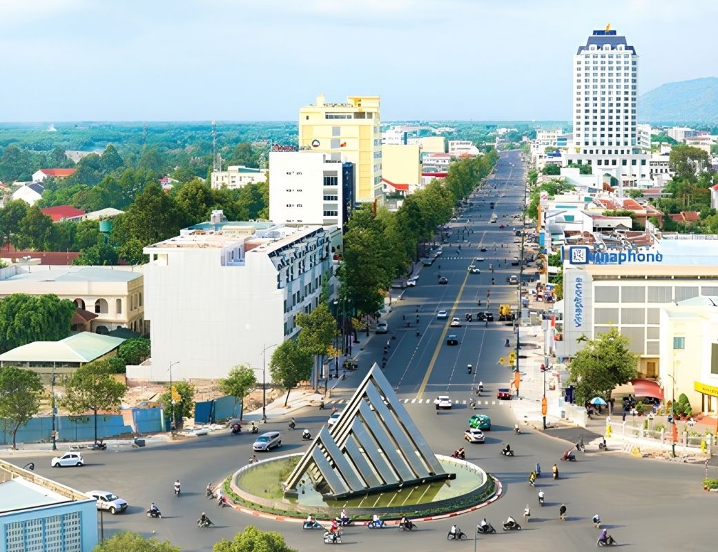 Các phương tiện di chuyển trên đường ở Tây Ninh.