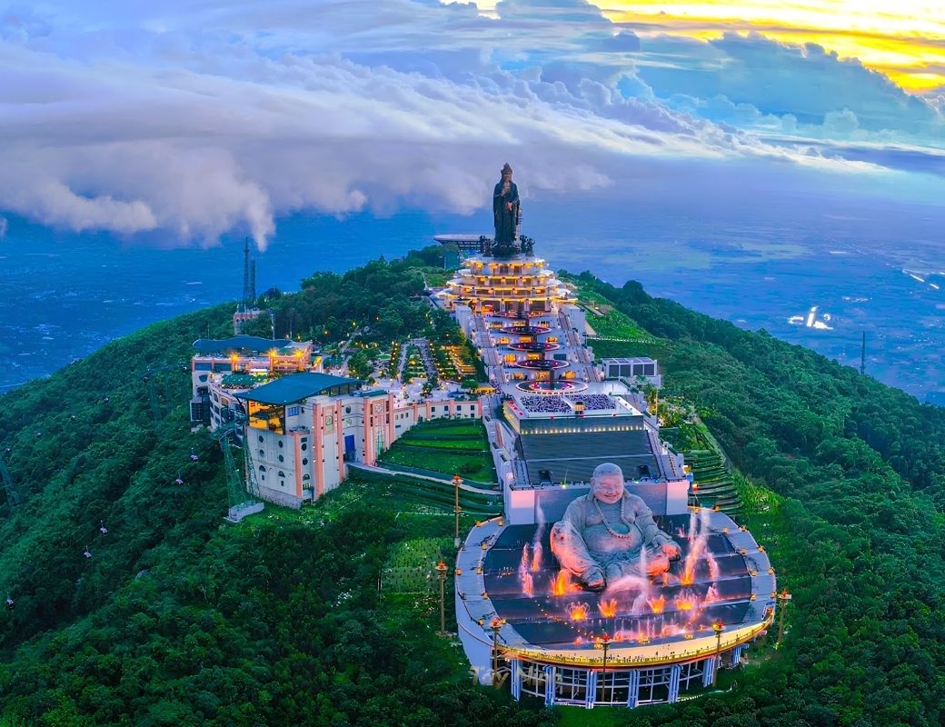 Quần thể Danh thắng Núi Bà Đen. 