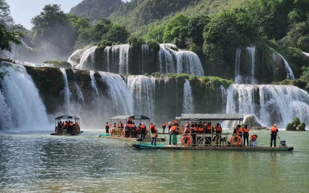 Đi bè tre đến gần chân thác Bản Giốc 