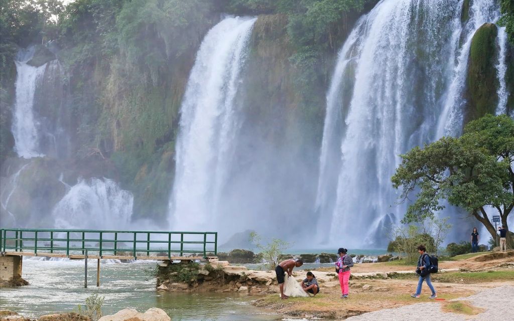 Chụp ảnh với dòng thác Bản Giốc 
