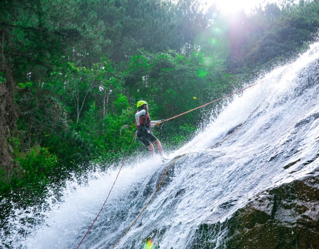Tour Canyoning vượt thác tại thác Datanla Đà Lạt