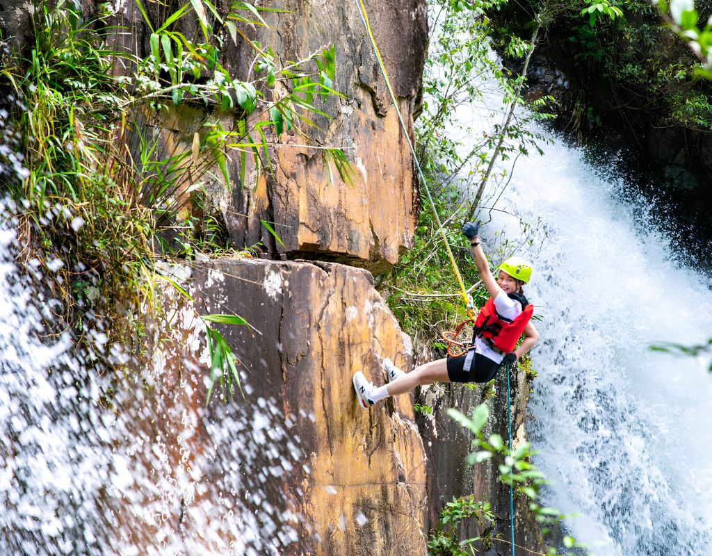 Trải nghiệm Canyoning vượt thác giữa khung cảnh thiên nhiên.