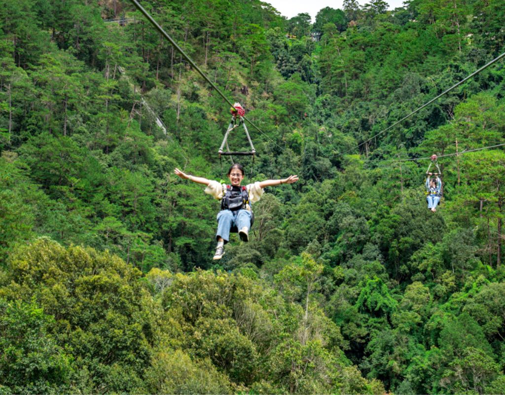 Trải nghiệm đường trượt Zipline 1.500 m tại Thác Datanla.