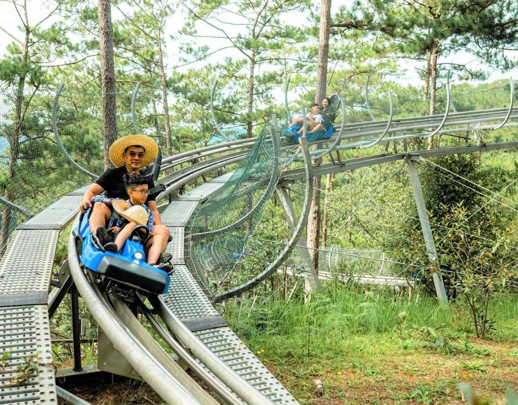 Cả gia đình trải nghiệm máng trượt khám phá thiên nhiên