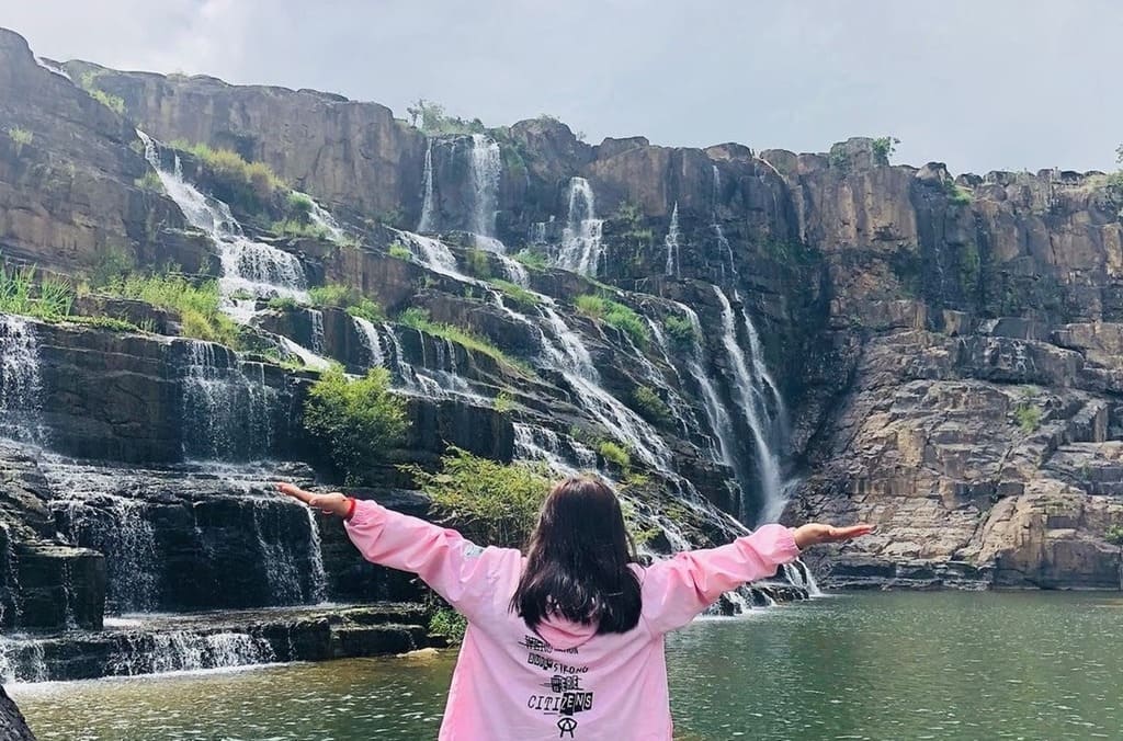 Toàn cảnh 7 tầng thác Pongour từ bãi đá